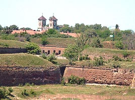 Pentru mutarea militarilor din Cetatea Aradului sunt necesare 180 de miliarde lei - Virtual Arad News (c)2004