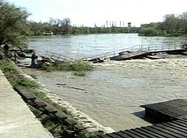 Podul de pontoane de la Strand a fost rupt de viitura