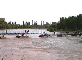 Podul de pontoane de la strand va fi inlocuit cu o pasarela - Virtual Arad News (c)2004