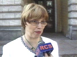 Profesoara Mihaela Voineagu asteapta sosirea participantilor