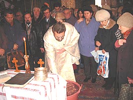 Sfintirea apei la biserica din curtea Spitalului Judetean - Virtual Arad News (c)2004
