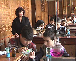 Si laboratorul de chimie are dotare materiala foarte buna - Virtual Arad News (c)2004