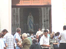 Statuia Maicii Domnului este venerata de credinciosi - Virtual Arad News (c)2004