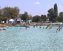 Strandul aradean - alternativa rentabila pentru litoral - Virtual Arad News (c)2004