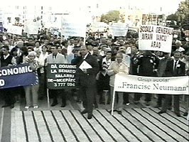 Sute de cadre didactice au protestat in fata Primariei