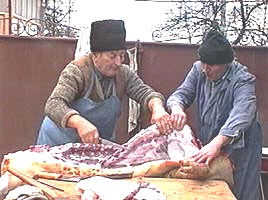 Taiatul porcului face parte din obiceiurile taranilor gospodari - Virtual Arad News (c)2004