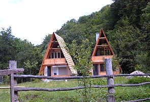 Zeci de case de vacanta sunt construite in Valea Zugaului - Virtual Arad News (c)2004