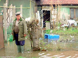 Apa in curti a inceput sa scada