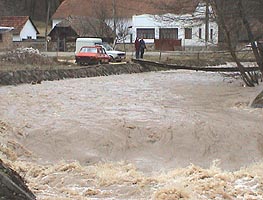 Chiar si paraiasele ameninta sa inunde mai multe localitati - Virtual Arad News (c)2005