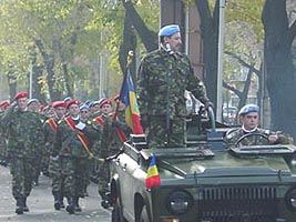 Defilarea militarilor prin Centrul Aradului - Virtual Arad News (c)2005