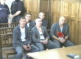 Detinutii protestatari au fost dusi la tribunal