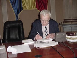 Dumitru Vasi Soimosanu acordand autografe