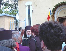 Episcopul Timotei Seviciu a sfintit noua haina a bisericii din Aradul Nou - Virtual Arad News (c)2005