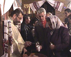 Impartirea Sfintelor Pasti - Virtual Arad News (c)2005