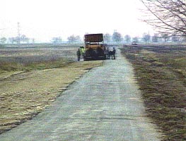 In functie de fonduri pe unele drumuri judetene se va turna covor asfaltic