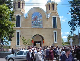 La sfintirea picturii de la Biserica din Aradul Nou au fost prezenti numerosi enoriasi - Virtual Arad News (c)2005