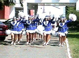 Majoretele de la Nadlac au deschis Festivalul Gemenilor de la Moneasa
