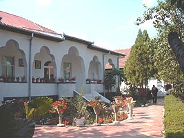 Manastirea de la Bodrog adaposteste cam 40 de calugari - Virtual Arad News (c)2005