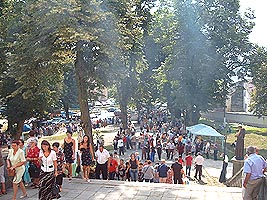 Mii de credinciosi au luat cu asalt Manastirea de la Radna - Virtual Arad News (c)2005