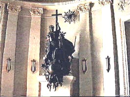 Monumentul "Sfanta Treime" amplasat in holul Catedralei Catolice