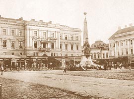 Monumentul Trinitatii din fata Teatrului