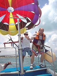 Parasail pe deasupra valurilor