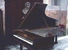 Pianul lui Franz Liszt a fost expus in holul Filarmonicii