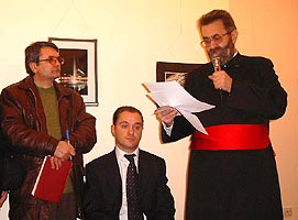 Preotul dr. Pavel Vesa si Marius Eppel in timpul prezentarii cartilor - Virtual Arad News (c)2005