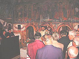 Preotul Pavel Vesa adreseaza cuvinte de invatatura enoriasilor - Virtual Arad News (c)2005