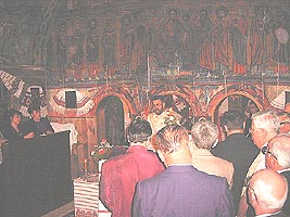 Preotul Pavel Vesa in mijlocul mirenilor pe care ii pastoreste - Virtual Arad News (c)2005