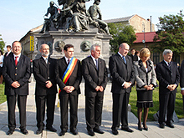 Primarul si oficialitatile maghiare la Monumentul Libertatii