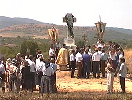 Sfintirea unei noi troite in localitatea Almas - Virtual Arad News (c)2005