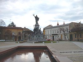 Statuia Libertatii si luciul de apa din Piata Reconcilierii - Virtual Arad News (c)2005