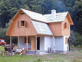 Tot mai multe case de vacanta se construiesc pe Valea Zugaului - Virtual Arad News (c)2005