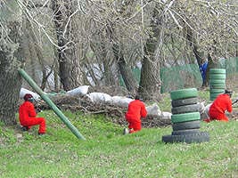 Ziaristii aradeni se joaca dea razboiul la Strandul Neptun