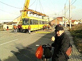 Aradenii privesc cu satisfactie noile tramvaie primite din Germania