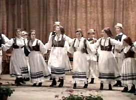 Au ramas prea putine comune unde spectacolele folclorice sunt prezente