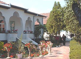 Calugarii se ocupa de infrumusetarea si gospodarirea manastirii - Virtual Arad News (c)2006