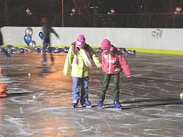 Cei mari si cei mici s-au bucurat de inaugurarea patinoarului aradean