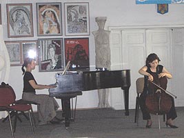 Violoncelista Dariana Pustea acompaniata la pian de lector univ. Roxana Ardeleanu 
