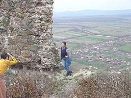 Cetatea Deznei este un cunoscut obiectiv turistic al Aradului