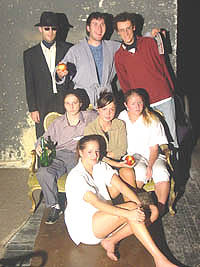 Elevii de la liceul din Szentes, participanti la festivalul de teatru francofon, intr-o poza souvenir