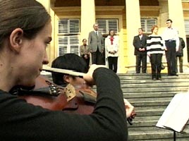 Elevii Liceului de Arta au daruit Regelui amprenta puritatii tineresti