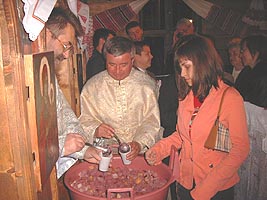 Impartirea sfintelor Pasti - Virtual Arad News (c)2006