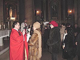 Inainte de Paste credinciosii catolici sunt impartasiti in biserica