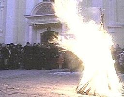 Momentul arderii stejarului in curtea bisericii sarbesti - Virtual Arad News (c)2006