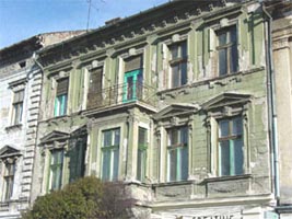 Numeroase fatade din centrul orasului prezinta pericol pentru trecatori