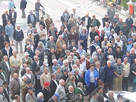 Pensionarii aradeni au protestat in fata Palatului Administrativ