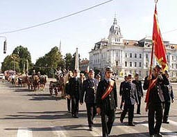 Pompierii defileaza prin centrul municipiului