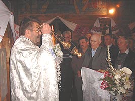 Preotul Pavel Vesa a restaurat biserica aflata in ruina intr-un edificiu de cult cu valoare nationala - Virtual Arad News (c)2006